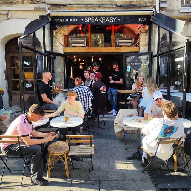 Distributeur automatique cartes Pokémon Le Speakeasy Caen
